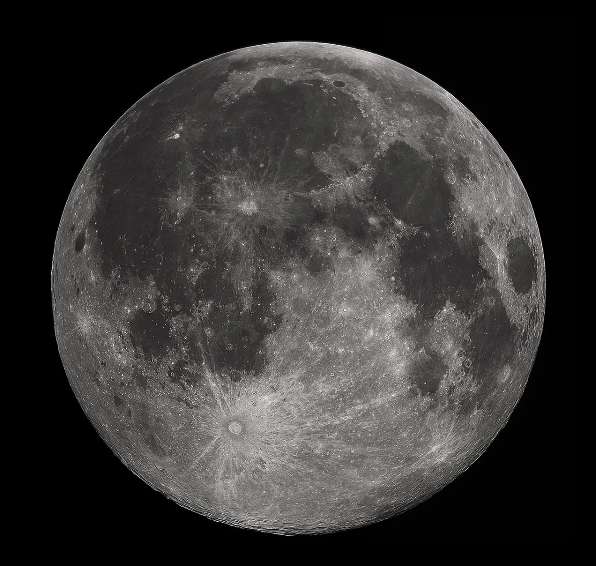 La Luna piena fotografata con i suoi crateri e mari lunari