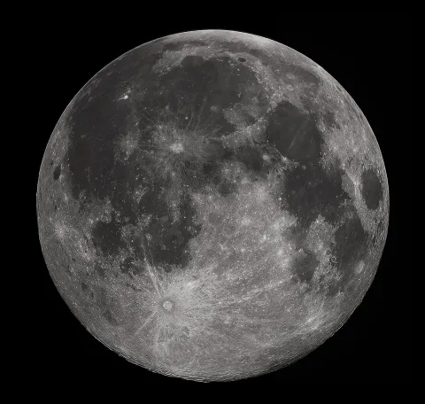 La Luna piena fotografata con i suoi crateri e mari lunari