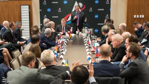La NASA presenta gli accordi Artemis per regolamentare lo spazio